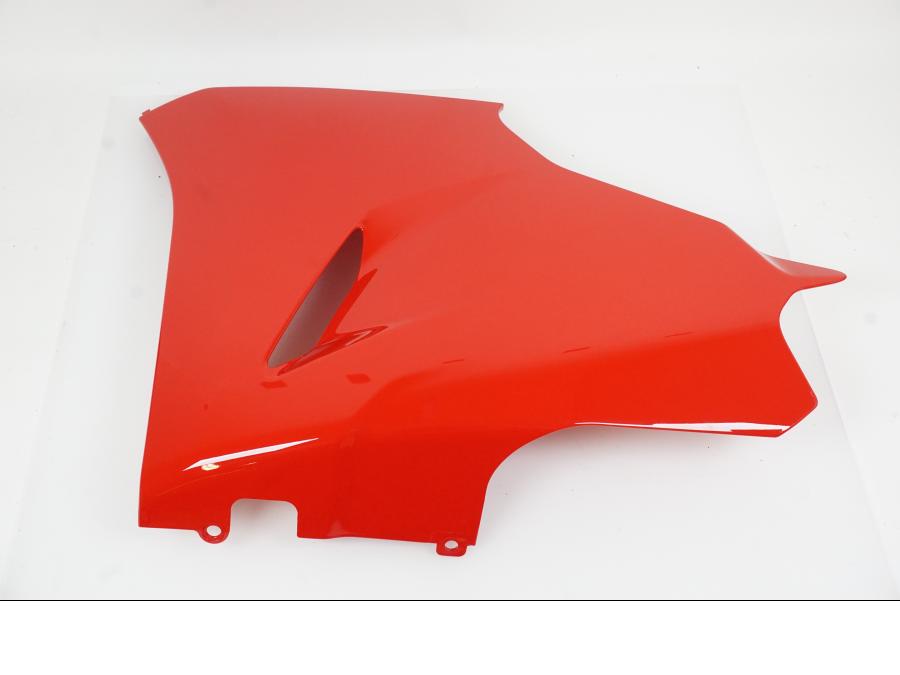 Baksidan på Magkåpa från en Ducati Supersport 950 S -2022 motorcykel.