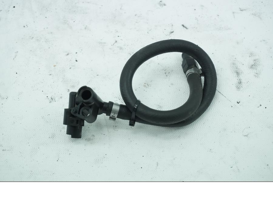 Framsidan på Fuel Rail från en KTM 1190 Adventure -2014 motorcykel.