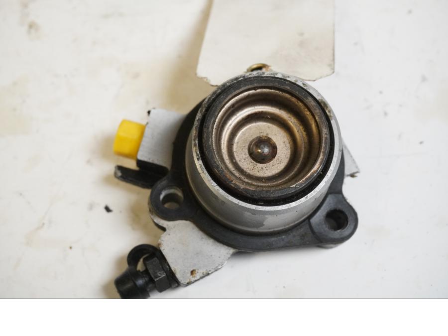 Baksidan på Kopplingslavcylinder från en Kawasaki ZZR 1100 -1991 motorcykel.