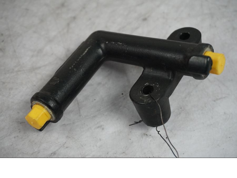 Baksidan på Bromsfördelare från en Yamaha XVS 1100 -2006 motorcykel.