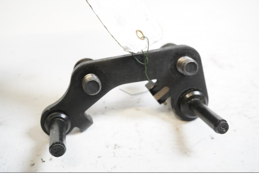 Framsidan på Bromsoksfäste från en Kawasaki Versys 650 -2007 motorcykel.