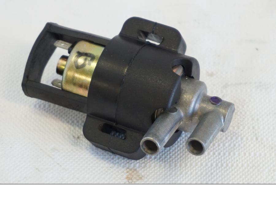 Vänster sida på Luftburksventil från en Kawasaki VN 1500 Mean Streak -2002 motorcykel.