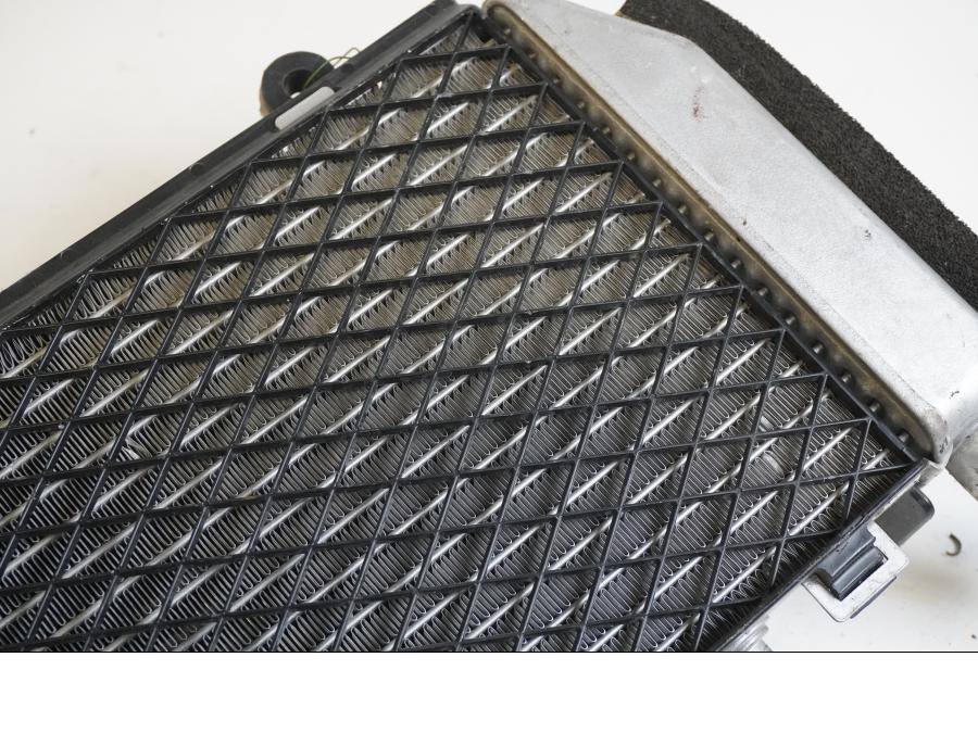 Höger sida på Vattenkyl från en Honda VFR 800 -2005 motorcykel.