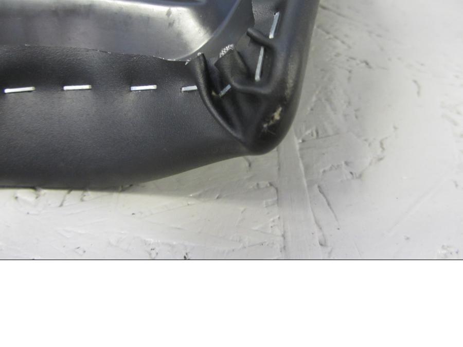 Vänster sida på Sadel från en Kawasaki Ninja 650 -2017 motorcykel.