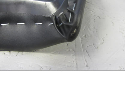 Vänster sida på Sadel från en Kawasaki Ninja 650 -2017 motorcykel.