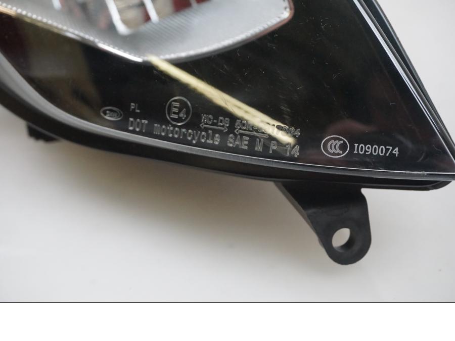 Snett nerifrån på Strålkastare från en BMW S 1000 XR -2016 motorcykel.