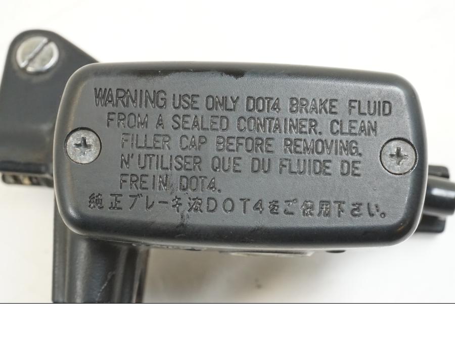 Snett nerifrån på Kopplingshuvudcylinder från en Honda ST 1300 -2002 motorcykel.