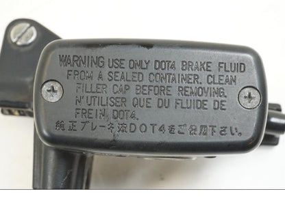 Snett nerifrån på Kopplingshuvudcylinder från en Honda ST 1300 -2002 motorcykel.