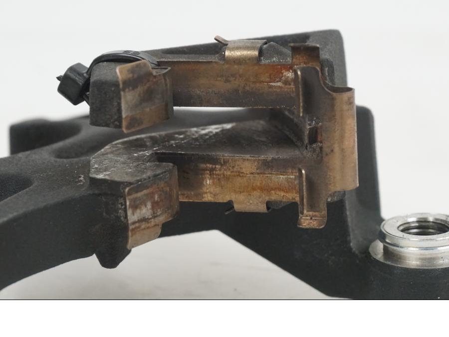 Snett uppifrån på Bromsoksfäste från en Suzuki GSX-R 750 -2009 motorcykel.