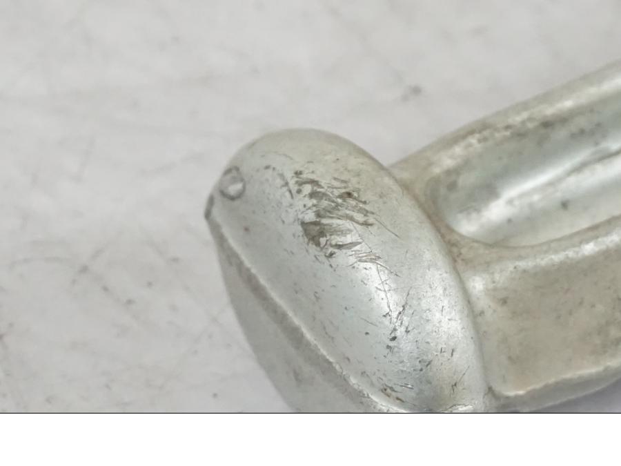 Snett nerifrån på Fotpinne från en Triumph Daytona 955I -2000 motorcykel.