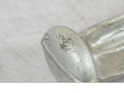 Snett nerifrån på Fotpinne från en Triumph Daytona 955I -2000 motorcykel.