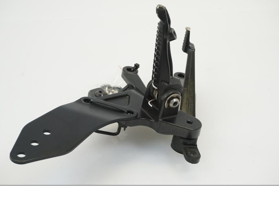 Vänster sida på Fotpinnefäste från en Kawasaki ZX-10R -2008 motorcykel.