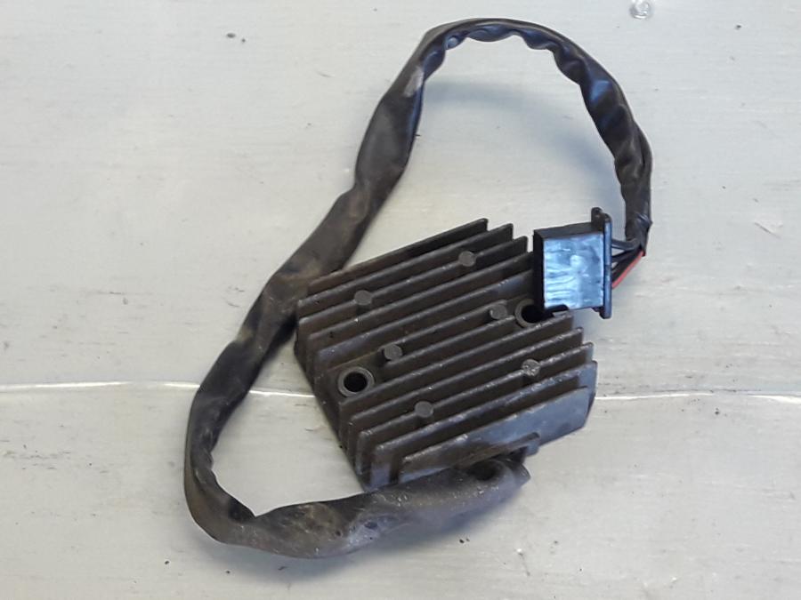 Framsidan på Likriktare från en Honda CBR 125 R -2008 motorcykel.