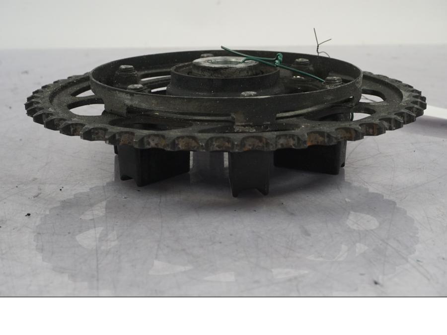 Snett uppifrån på Drevfäste från en Yamaha MT-09 SP -2018 motorcykel.