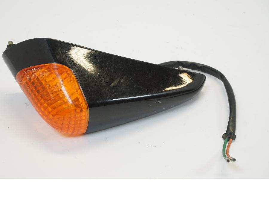 Baksidan på <p>Blinkers vänster fram från Honda VFR 750 F 1988.</p>

<p>Okej skick. Små skrapat hus se bild.</p> motorcykel.