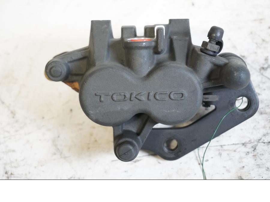 Framsidan på Bromsok från en Kawasaki ER-6N -2006 motorcykel.