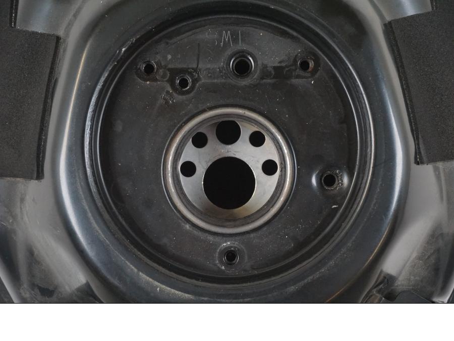 Snett uppifrån på Bensintank från en Yamaha MT-07 -2019 motorcykel.