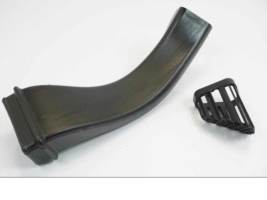 Vänster sida på Luftintag från en KTM 1190 Adventure -2013 motorcykel.