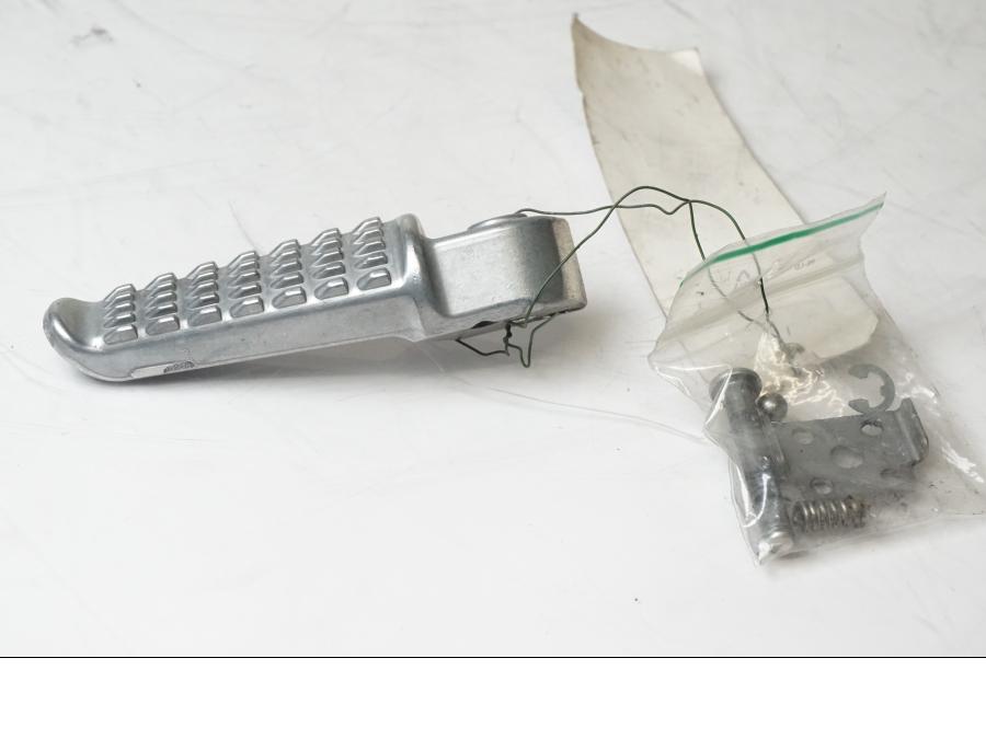 Framsidan på <p>Fotpinne vänster bak från Kawasaki ZZ-R 1400 2010.</p>

<p>Lätt skrap se bild.</p> motorcykel.