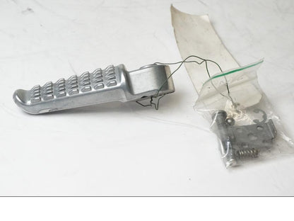 Framsidan på <p>Fotpinne vänster bak från Kawasaki ZZ-R 1400 2010.</p>

<p>Lätt skrap se bild.</p> motorcykel.