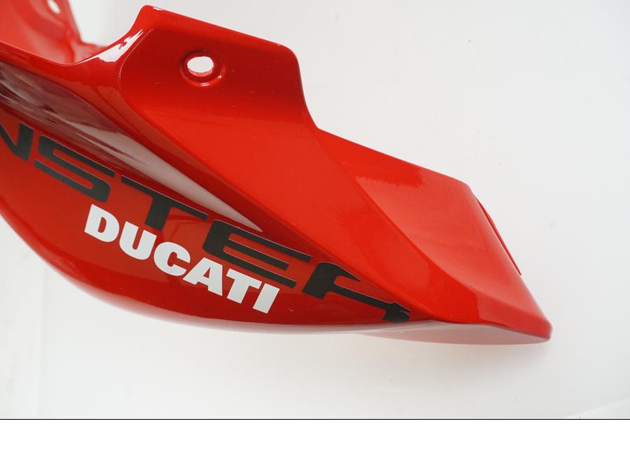 Snett uppifrån på Bensintankskåpa från en Ducati Monster 937 -2023 motorcykel.