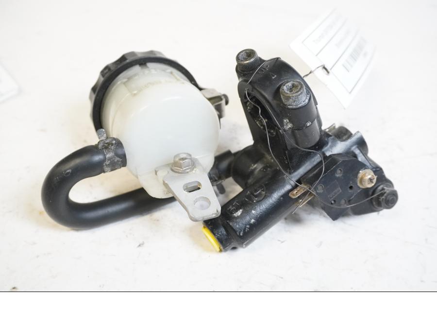 Vänster sida på Bromshuvudcylinder från en Triumph Daytona 650 -2005 motorcykel.