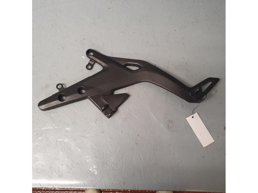 Framsidan på Fotpinnefäste från en Kawasaki ER-6F -2015 motorcykel.