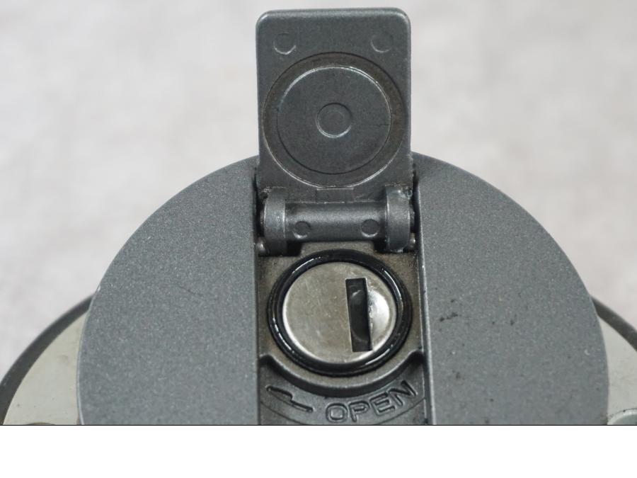 Snett nerifrån på Låssats från en Triumph Tiger -2009 motorcykel.