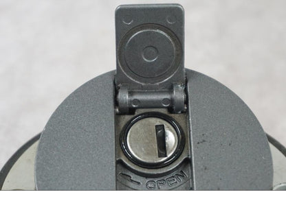 Snett nerifrån på Låssats från en Triumph Tiger -2009 motorcykel.