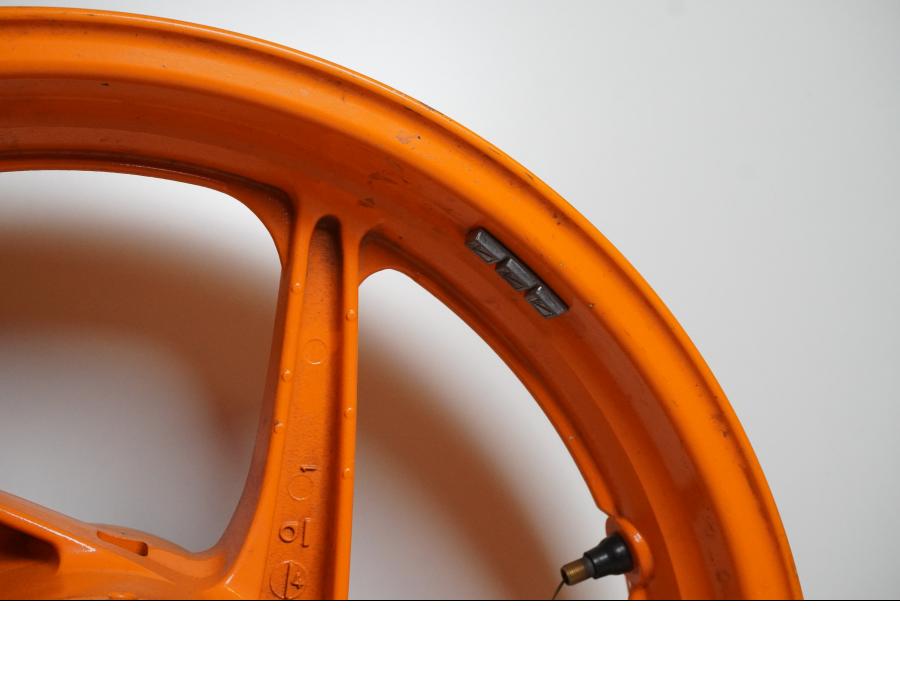 Extrabild6 på Fälg från en Honda CBR 125 R -2011 motorcykel.