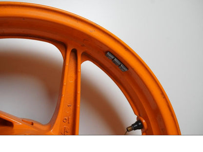 Extrabild6 på Fälg från en Honda CBR 125 R -2011 motorcykel.