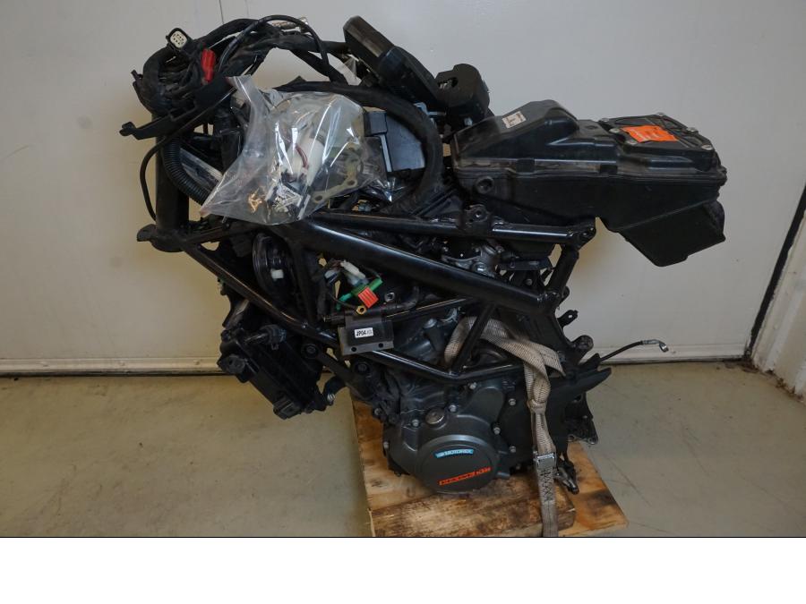 Höger sida på Motorpaket från en KTM 125 Duke -2017 motorcykel.
