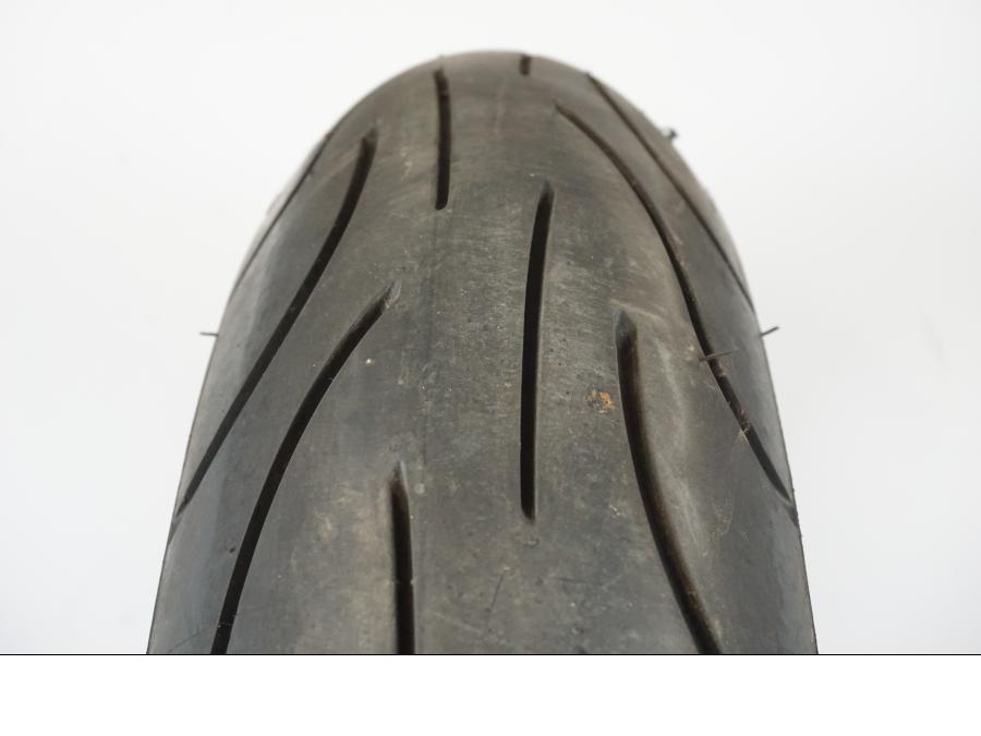 Höger sida på <p>Begagnad däck av märket Michelin och modell Pilot Power 2CT.</p>

<p>Dimension 120/65-17.</p>

<p>Mönsterdjup ca: 60% (3,50mm).</p>

<p>Tillv 1022.</p> moped.
