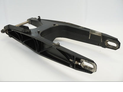 Vänster sida på Sving från en KTM 690 Duke -2012 motorcykel.