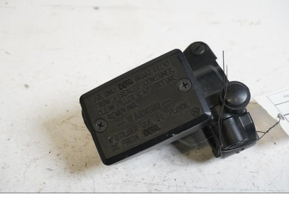 Baksidan på Bromshuvudcylinder från en Kawasaki ZX-9R -1996 motorcykel.