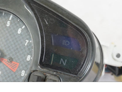 Baksidan på Instrumentpanel från en Honda NT 650 V -2002 motorcykel.