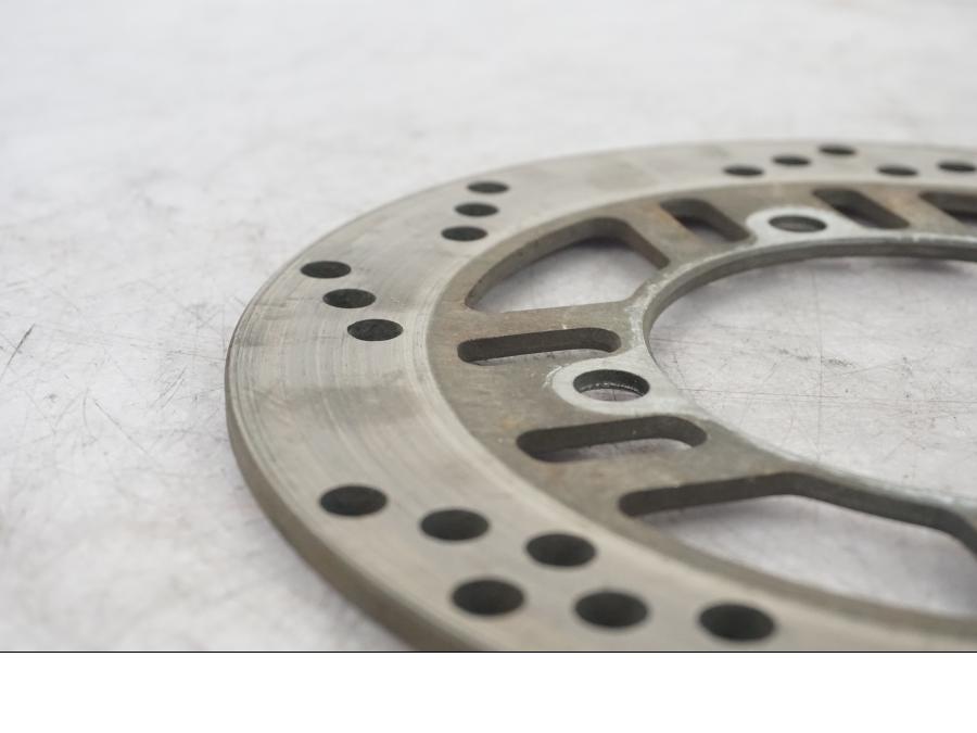 Framsidan på Bromsskiva från en Kawasaki Zephyr 750 -1991 motorcykel.