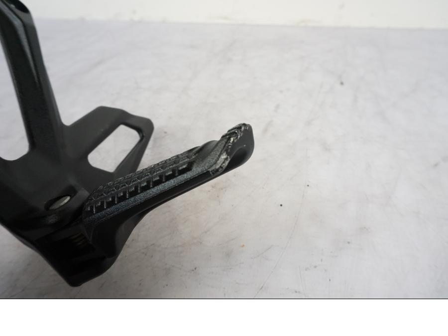 Snett uppifrån på Fotpinne från en KTM 1290 Super Duke R -2021 motorcykel.