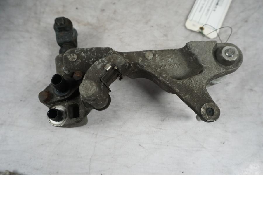 Framsidan på Bromsoksfäste från en Honda XL 1000 V -2008 motorcykel.