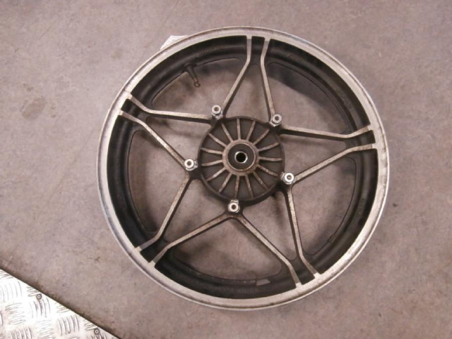 Baksidan på Fälg från en Honda VF 750 C -1983 motorcykel.