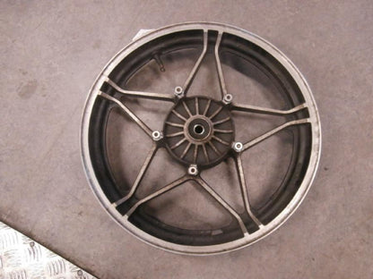 Baksidan på Fälg från en Honda VF 750 C -1983 motorcykel.