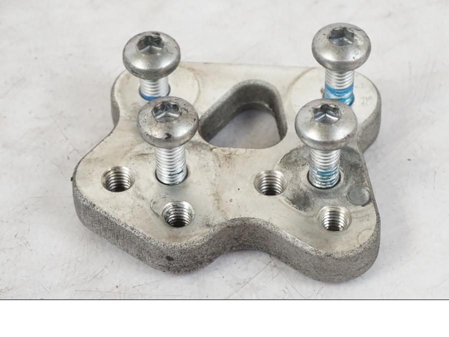 Framsidan på Fotpinnefäste inre från en Suzuki GSX-R 600 -2007 motorcykel.