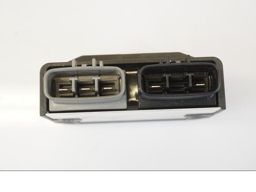 Snett uppifrån på Likriktare från en Triumph Trident -2021 motorcykel.