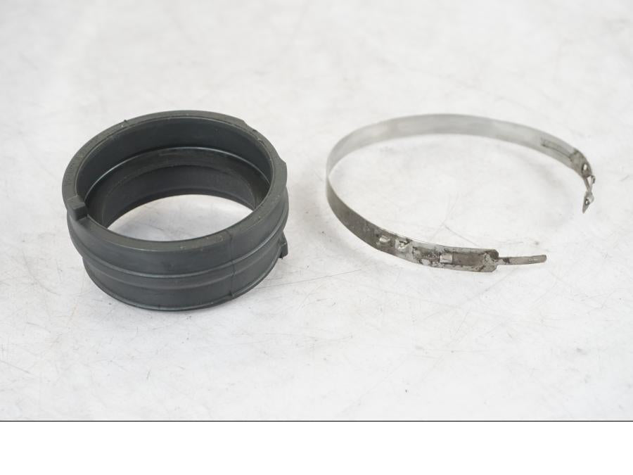 Framsidan på Insugsgummi från en BMW R 1200 GSA -2014 motorcykel.