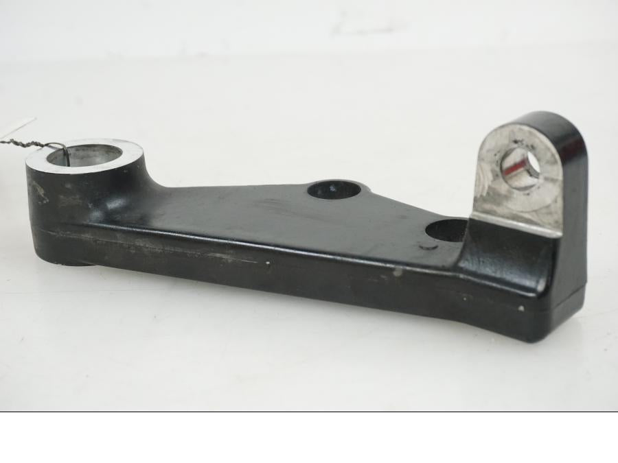 Höger sida på Bromsoksfäste från en Suzuki M 1800 -2009 motorcykel.