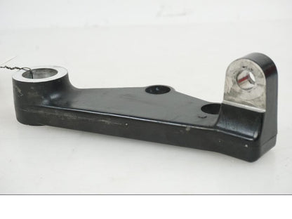 Höger sida på Bromsoksfäste från en Suzuki M 1800 -2009 motorcykel.