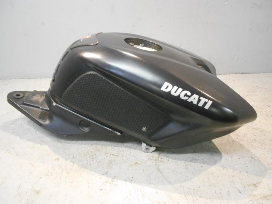 Framsidan på Bensintank från en Ducati 848 -2013 motorcykel.