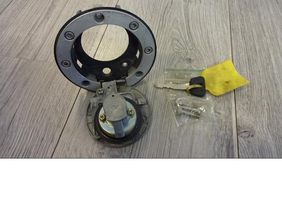 Höger sida på Tanklock från en Yamaha YZF 1000 R -2001 motorcykel.