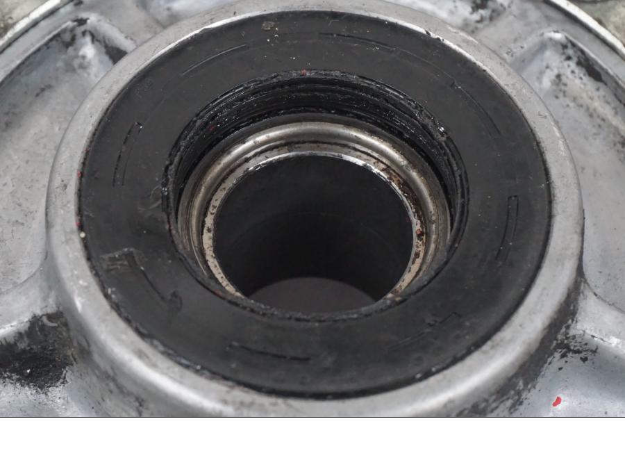 Snett nerifrån på Drevfäste från en Suzuki GSX-R 750 -2001 motorcykel.