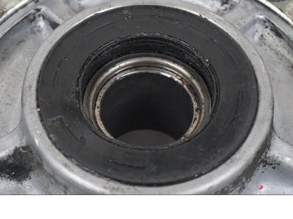 Snett nerifrån på Drevfäste från en Suzuki GSX-R 750 -2001 motorcykel.